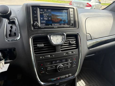 Used 2015 Chrysler Town & Country S FWD image 22