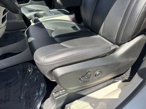 Used 2024 Chrysler Pacifica Touring-L FWD image 12