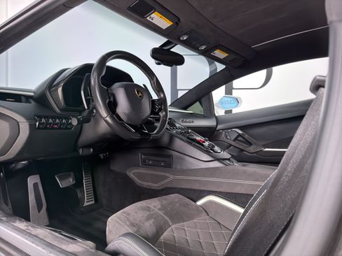 Used 2018 Lamborghini Aventador S AWD/4WD image 2