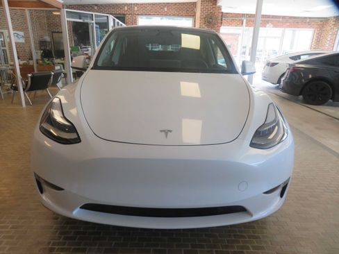 Used 2024 Tesla Model Y Long Range AWD/4WD image 2