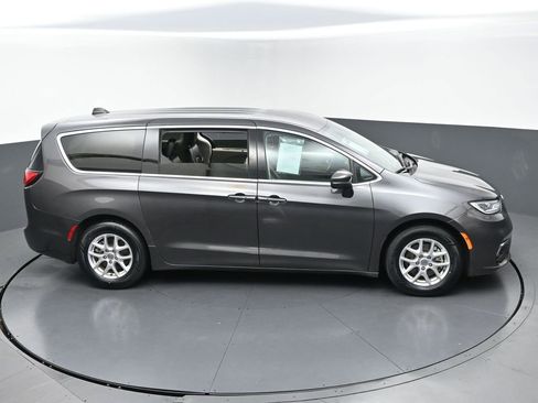 Used 2023 Chrysler Pacifica Touring-L FWD image 42