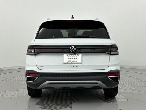 Used 2025 Volkswagen Taos SE w/ Panoramic Sunroof Package FWD image 10