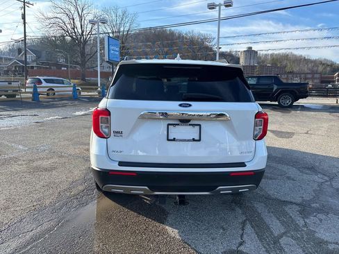 Used 2021 Ford Explorer XLT w/ Equipment Group 202A image 4