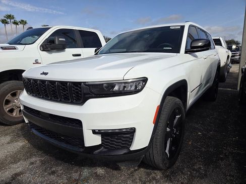 Used 2023 Jeep Grand Cherokee L Limited w/ Black Appearance Package image 3