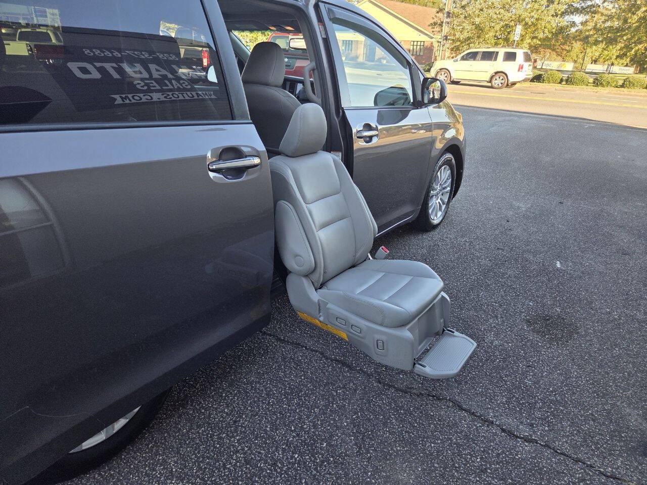 Used 2015 Toyota Sienna XLE FWD image 18