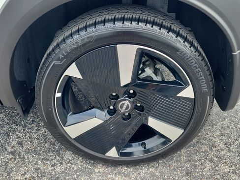 Certified 2025 Nissan Kicks SR FWD image 9