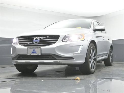 Used 2017 Volvo XC60 T6 Inscription w/ Climate Package image 11