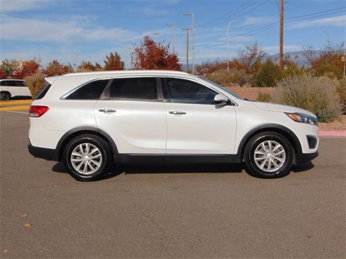 Used 2017 Kia Sorento LX image 3