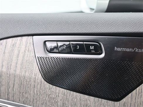 Used 2023 Volvo XC90 B6 Plus image 29