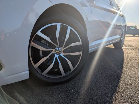 Used 2025 Volkswagen Jetta SE w/ Sunroof Package image 34