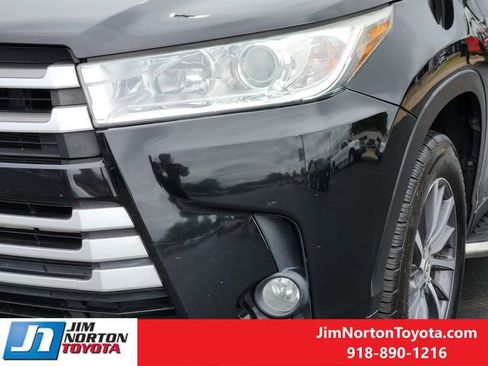 Used 2019 Toyota Highlander XLE FWD image 11