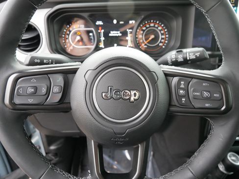 Used 2025 Jeep Wrangler Sport S image 16
