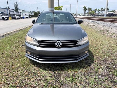 Used 2016 Volkswagen Jetta Sport FWD image 2
