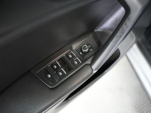 Used 2020 Volkswagen Tiguan SE image 19