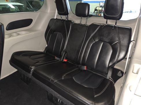 Used 2023 Chrysler Pacifica Touring-L FWD image 11