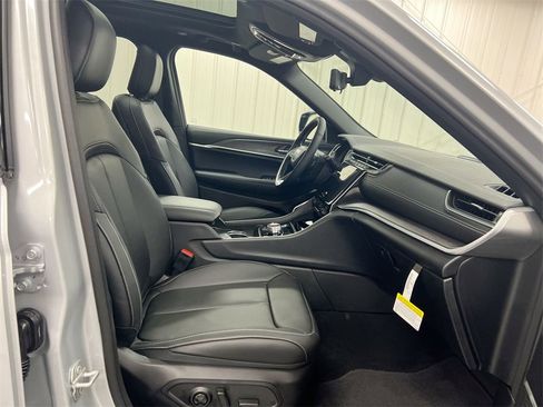 New 2025 Jeep Grand Cherokee Limited 4xe w/ Luxury Tech Group II image 20