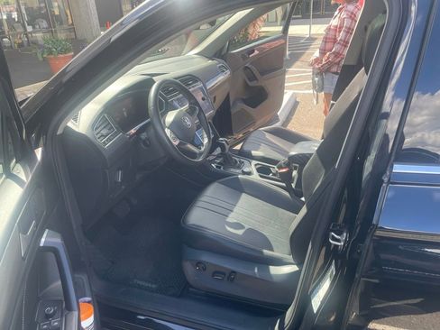 Used 2022 Volkswagen Tiguan SE w/ Panoramic Sunroof Package AWD/4WD image 2