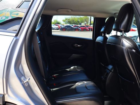 Used 2019 Jeep Cherokee Latitude Plus w/ Comfort/Convenience Group FWD image 28