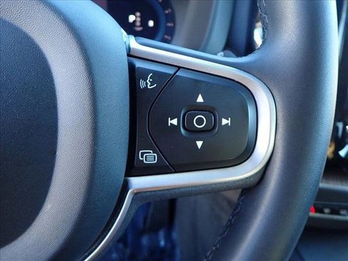 Used 2022 Volvo XC60 B5 Momentum image 17