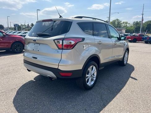 Certified 2018 Ford Escape SE w/ SE Sync 3 Package AWD/4WD image 4