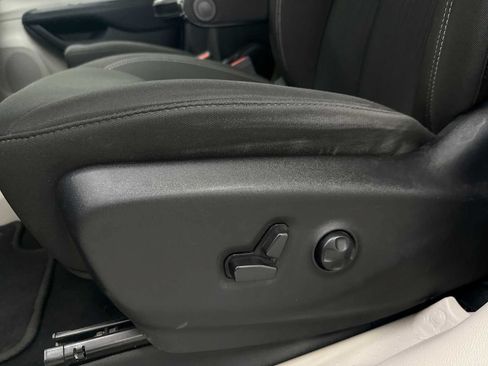 Used 2021 Chrysler Voyager LX FWD image 14