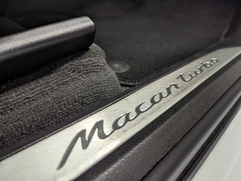 Used 2015 Porsche Macan Turbo image 36