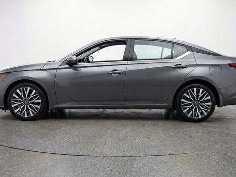 Used 2025 Nissan Altima 2.5 SV image 5