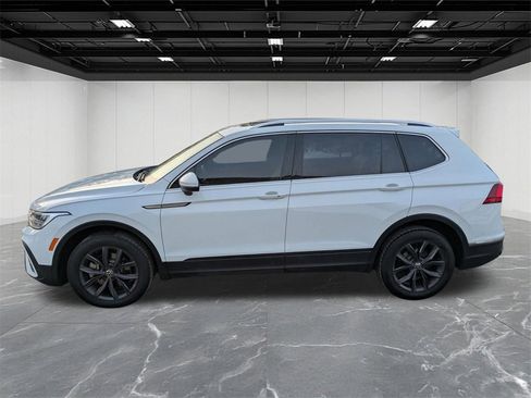 Used 2022 Volkswagen Tiguan SE image 2