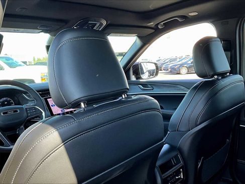 New 2025 Jeep Grand Cherokee Limited w/ Luxury Tech Group II image 12