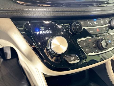 Used 2023 Chrysler Pacifica Limited w/ Uconnect Theater Family Group image 18