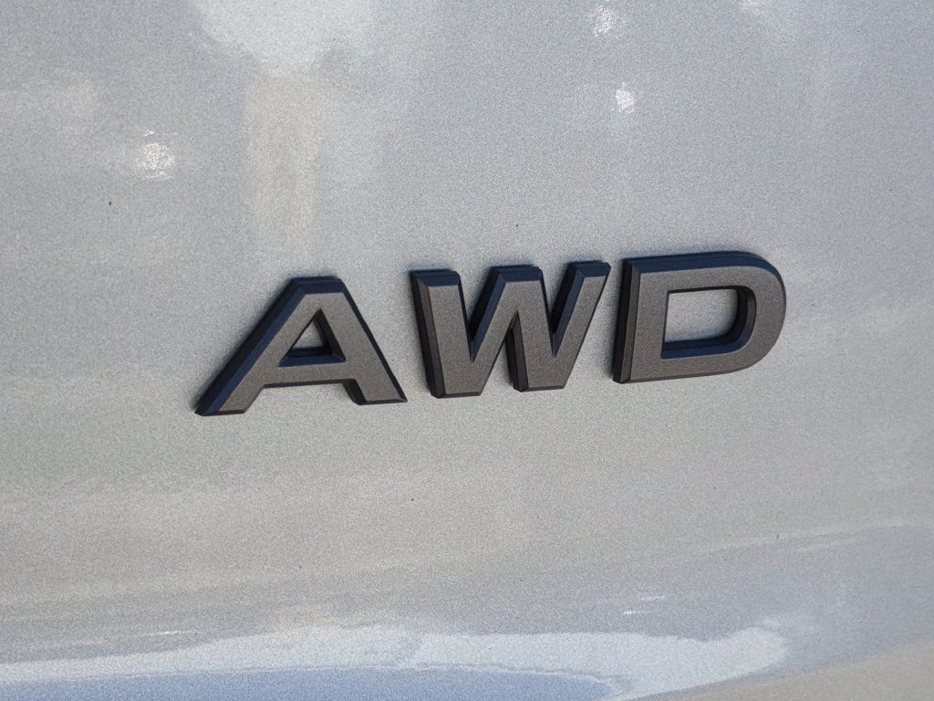Used 2025 Nissan Rogue S AWD/4WD image 10