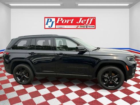 Certified 2023 Jeep Grand Cherokee Altitude AWD/4WD image 3