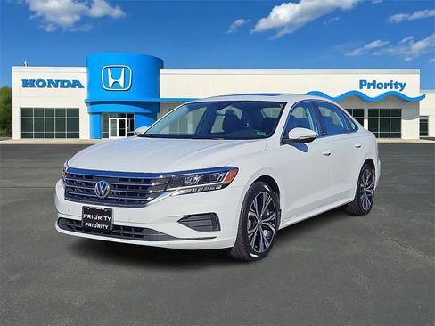 Used 2022 Volkswagen Passat 2.0T SE image 1