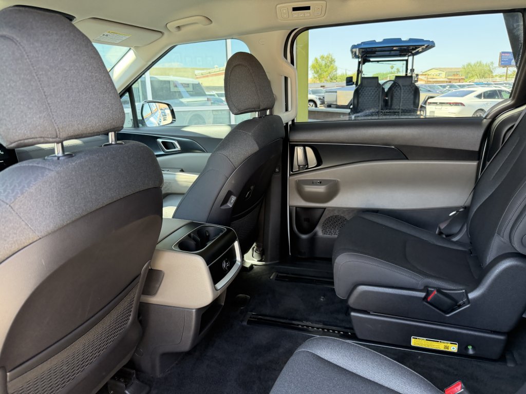 Used 2025 Kia Carnival LX FWD image 35