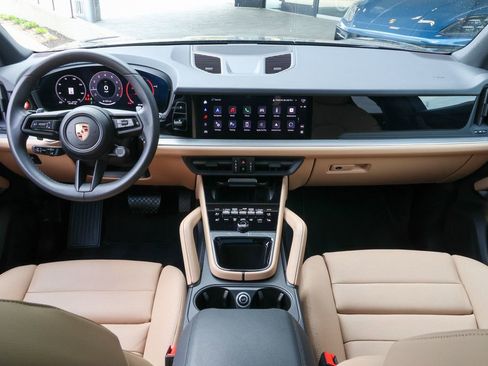 Certified 2025 Porsche Cayenne AWD/4WD image 31