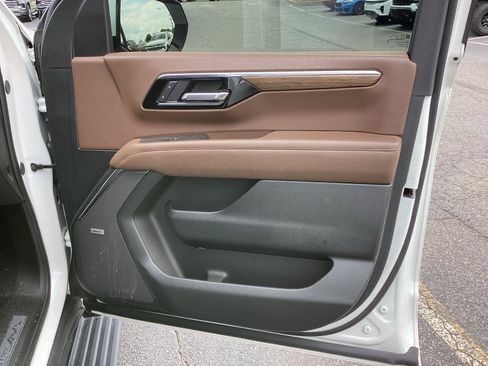 Used 2025 Chevrolet Suburban High Country AWD/4WD image 9