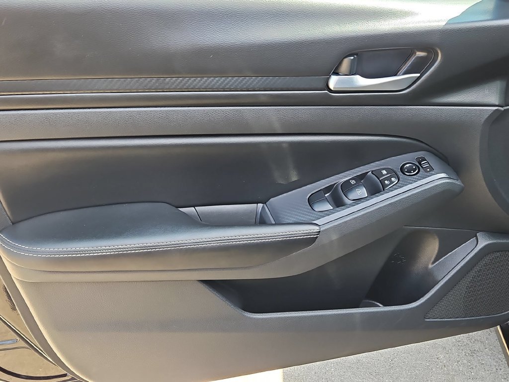 Used 2025 Nissan Altima 2.5 SV FWD image 11