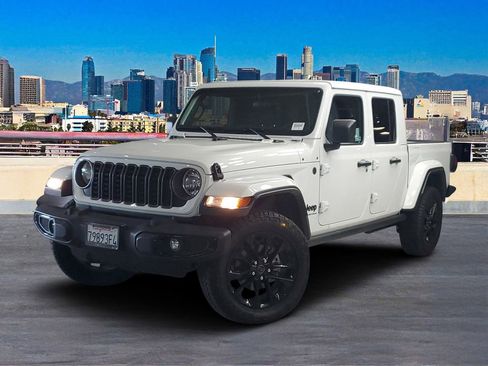 Used 2025 Jeep Gladiator Nighthawk image 2