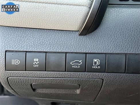 Used 2020 Toyota Camry SE image 16