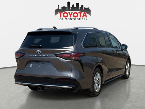 Used 2021 Toyota Sienna Limited image 3