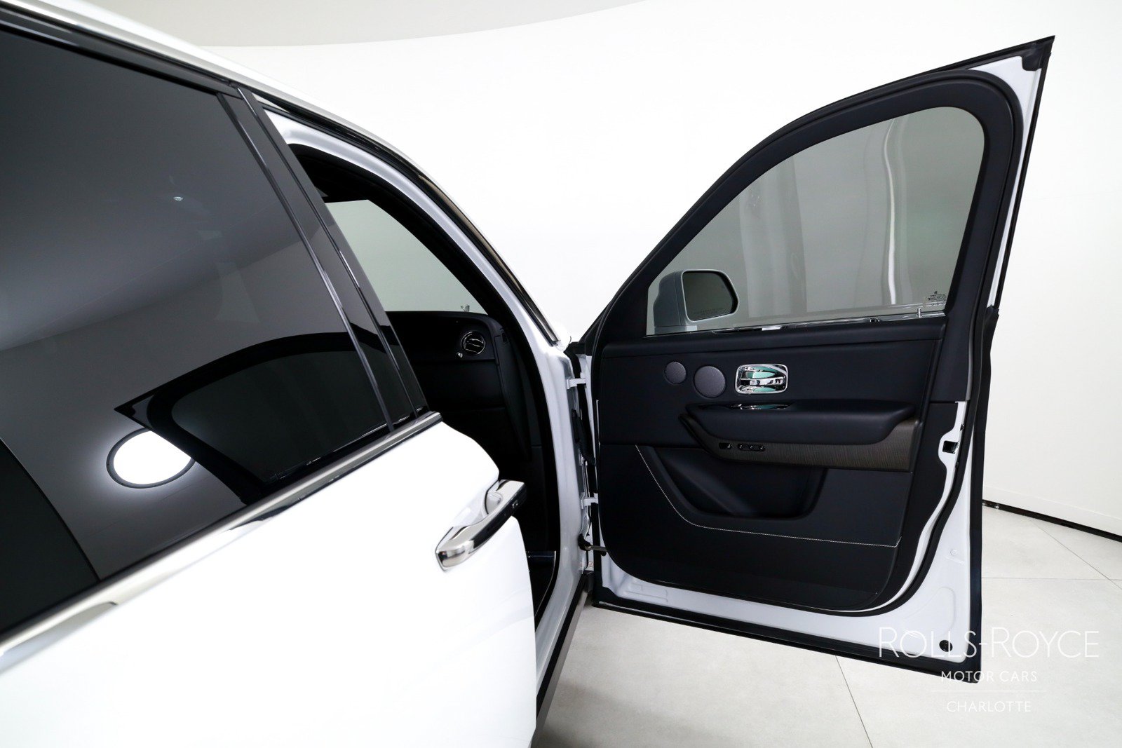 Used 2024 Rolls-Royce Cullinan AWD/4WD image 35