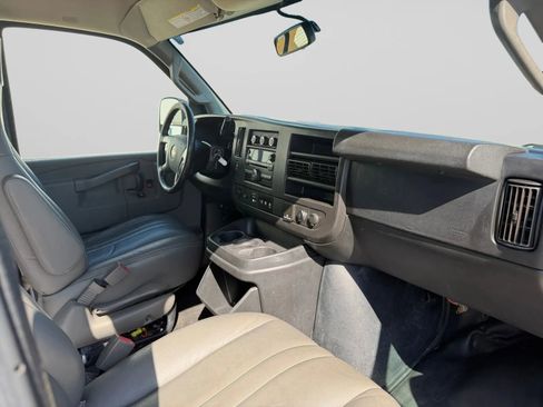 Used 2017 Chevrolet Express 2500 RWD image 27