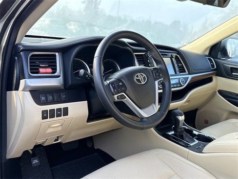 Used 2019 Toyota Highlander Limited image 6