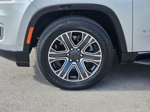 Used 2024 Jeep Wagoneer L Series II w/ Flexible Seating Group RWD image 13