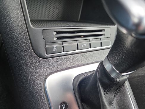 Used 2010 Volkswagen Tiguan S image 18