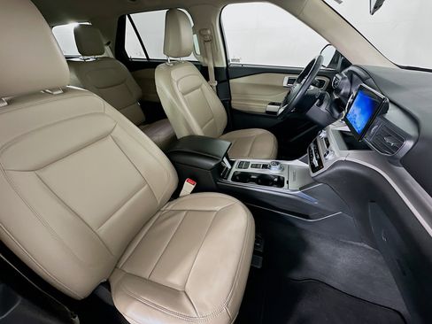 Used 2022 Ford Explorer XLT w/ Equipment Group 202A image 33