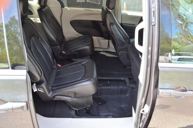 Used 2023 Chrysler Pacifica Touring-L FWD image 32