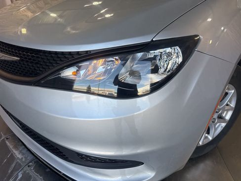 Used 2023 Chrysler Voyager LX image 9