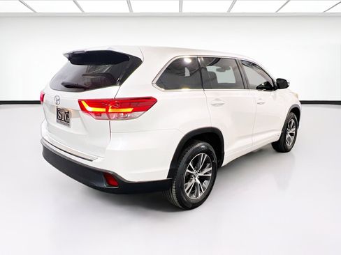 Used 2017 Toyota Highlander LE FWD image 4