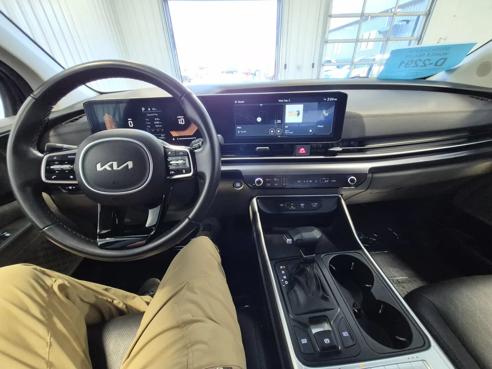 Used 2025 Kia Carnival FWD image 25